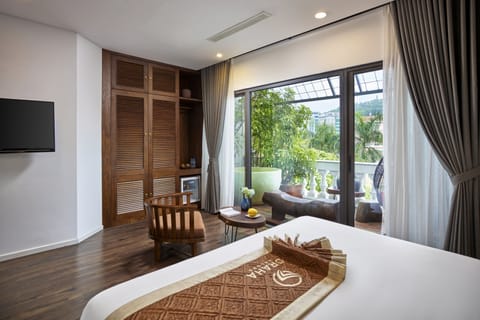 Junior Studio Suite, 1 King Bed, Jetted Tub, Mountain View | Wardrobe