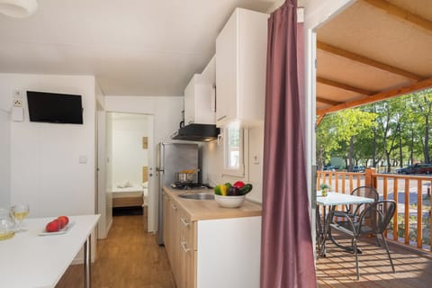 Mobile home Relax 4+2 | Private kitchen | Full-size fridge, microwave, stovetop, electric kettle