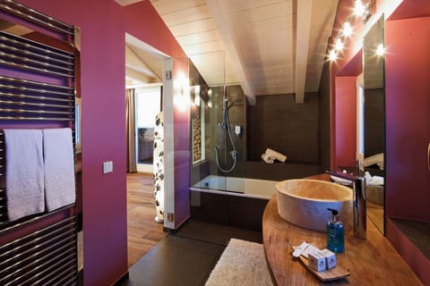 Claraia- Comfort | Bathroom | Shower, free toiletries, hair dryer, slippers