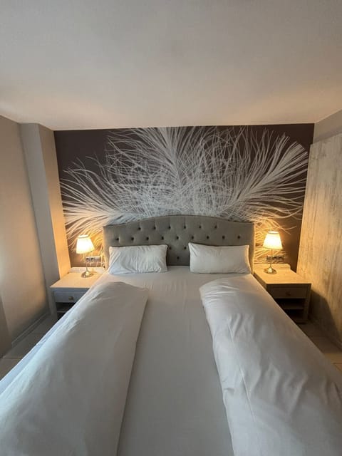 Triple Room, 1 Bedroom | In-room safe, desk, blackout drapes, iron/ironing board