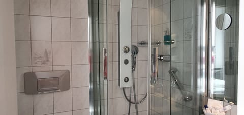 Deluxe Single Room (Haupthaus) | Bathroom | Shower, hair dryer, towels