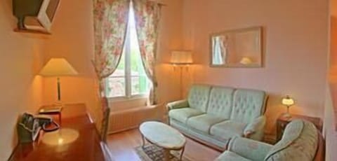 Suite | Living area | TV