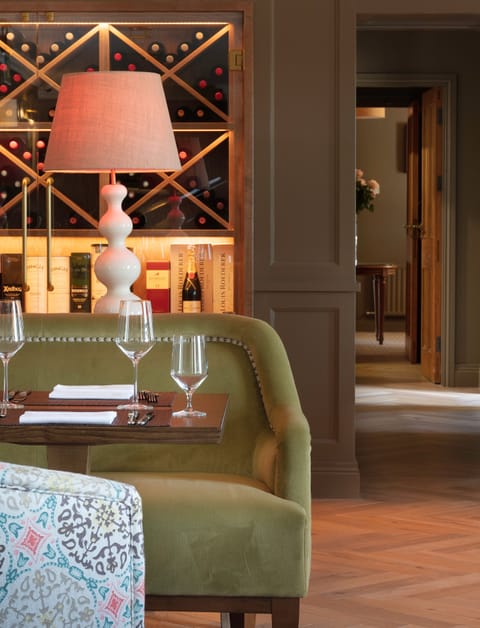 Breakfast, dinner served; local cuisine, golf course views 