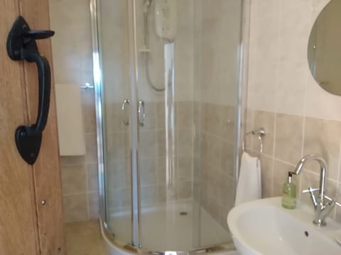 Double Room | Bathroom shower