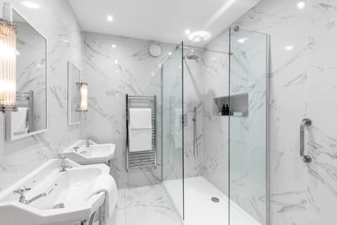 Deluxe Double Room, 1 Bedroom, Pets Not Allowed | Bathroom | Combined shower/tub, free toiletries, hair dryer, towels