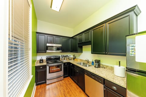 Signature Suite, 1 King Bed with Sofa bed, Non Smoking, Kitchen | Private kitchen | Fridge, microwave, oven, dishwasher