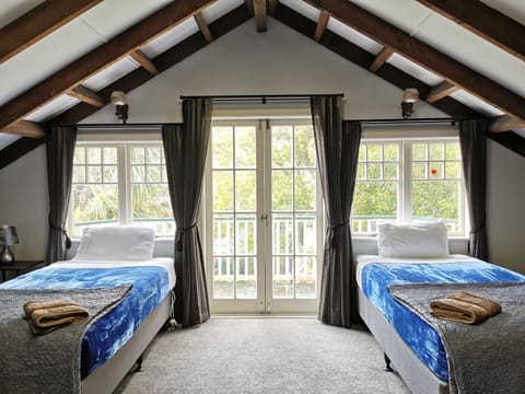 Villa with Private Mineral Hot Pool | Individually furnished, free WiFi, bed sheets