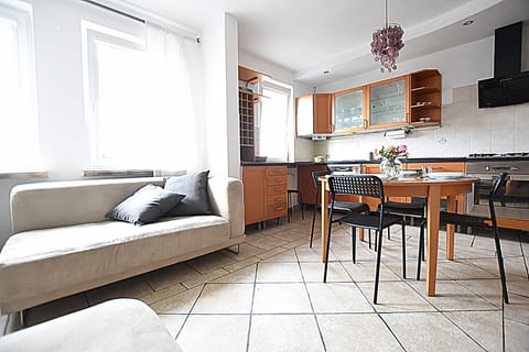 Full-size fridge, microwave, oven, stovetop