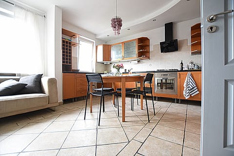 Full-size fridge, microwave, oven, stovetop