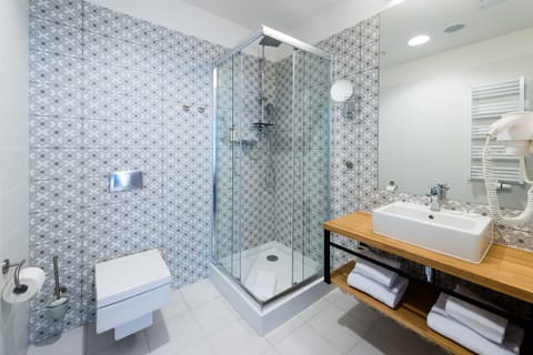 Standard Apartment | Bathroom | Shower, rainfall showerhead, hair dryer, towels