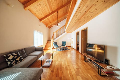 Comfort Villa | Living area | Flat-screen TV