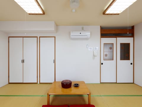 Japanese Style Room Quintuple, Smoking | Iron/ironing board, WiFi (free), bed sheets