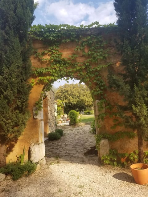 Individually decorated, individually furnished, laptop workspace