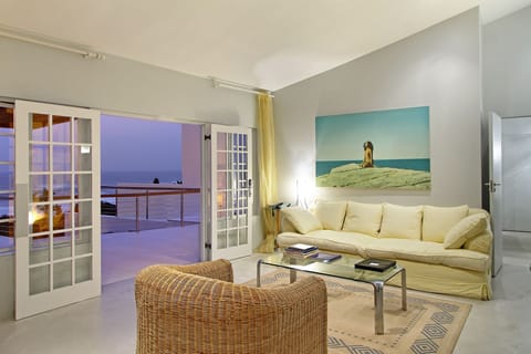 No 1. Senior Suite | Living area | TV