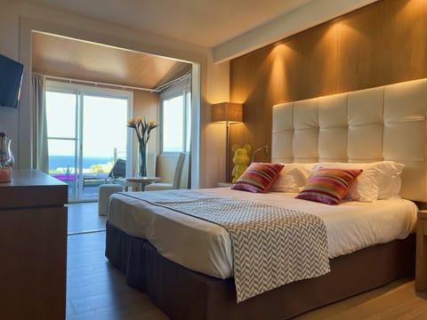 Room L+ sup -Terrasse Vue mer-24 m²- Lit Double / Lits Jumeaux | Individually furnished, desk, soundproofing, iron/ironing board