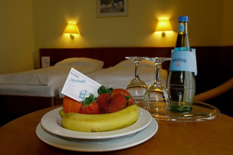 Double Room | Living area | TV