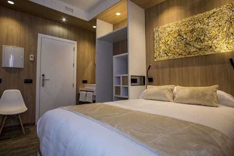 Double Room, Private Bathroom | Premium bedding, down comforters, memory foam beds, desk