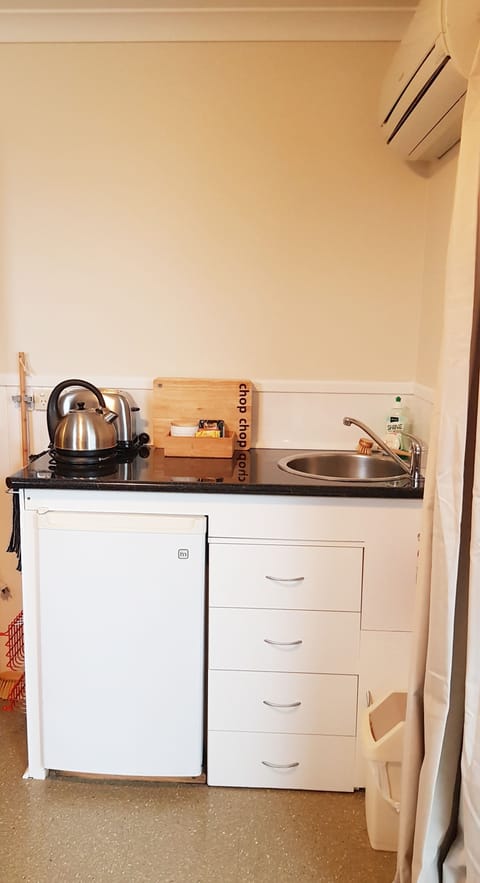 Apartment, 1 Bedroom | Private kitchenette | Fridge, microwave, electric kettle, toaster
