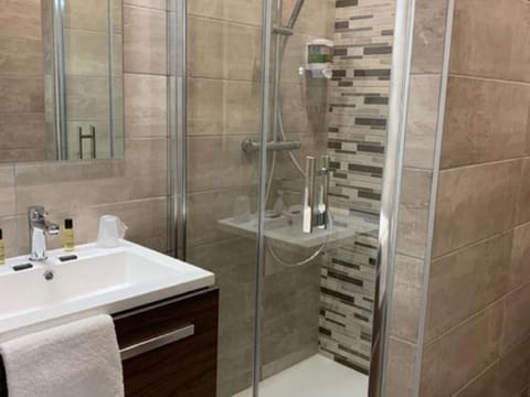 Combined shower/tub, rainfall showerhead, hair dryer, towels