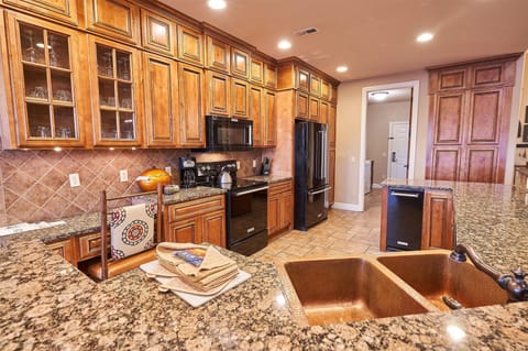 5 BEDROOM 2 KG 2 QN 2 TW BUNK PATIO HOME | Private kitchen | Fridge, microwave, oven, stovetop