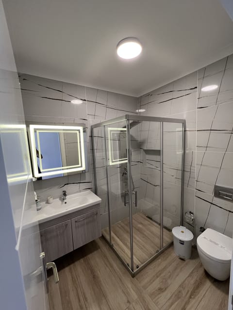 Shower, hydromassage showerhead, free toiletries, slippers