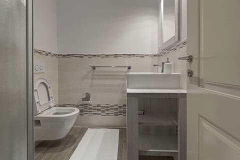 Standard Room | Bathroom | Shower, hair dryer, towels, toilet paper