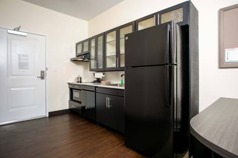 Full-size fridge, microwave, stovetop, dishwasher