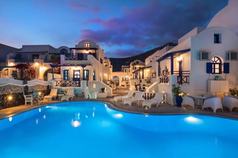 Seasonal outdoor pool, open 8:00 AM to 10:00 PM, sun loungers