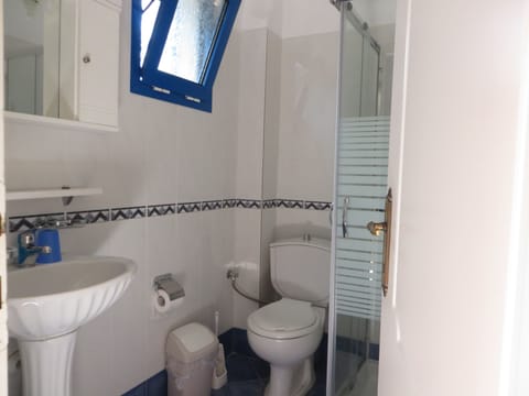 Comfort Studio, 1 Bedroom, Non Smoking, Ocean View | Bathroom | Shower, free toiletries, hair dryer, slippers