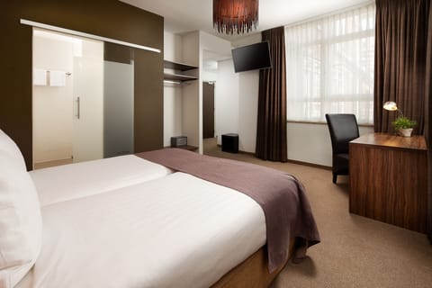 Comfort Twin Room | Down comforters, in-room safe, desk, soundproofing