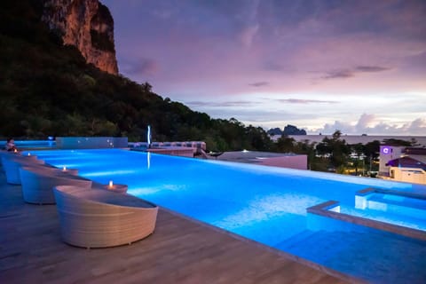 2 outdoor pools, open 8:00 AM to 8:00 PM, sun loungers