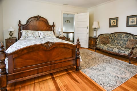 Green Room, 1 Queen Bed | Down comforters, pillowtop beds, individually decorated