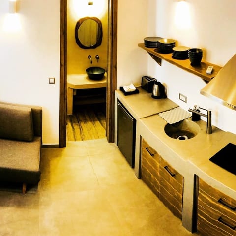 Fridge, coffee/tea maker, electric kettle