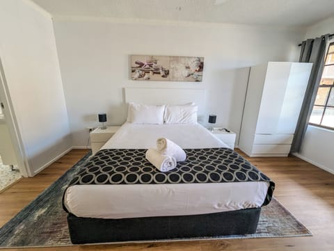 Standard Room, Kitchenette (Queen Room) | Premium bedding, pillowtop beds, iron/ironing board (on request)