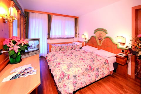 Classic Triple Room | Minibar, in-room safe, desk, cribs/infant beds