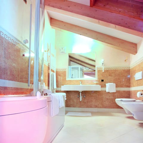 Classic Triple Room | Bathroom | Hair dryer, bidet, towels