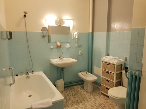 Combined shower/tub, free toiletries, hair dryer, towels