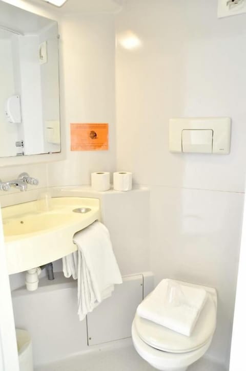 Shower, eco-friendly toiletries, bidet, towels