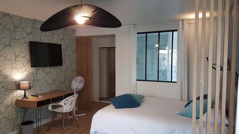 Superior Room, 1 King Bed, Non Smoking (Shower Only) | Desk, soundproofing, free WiFi, bed sheets