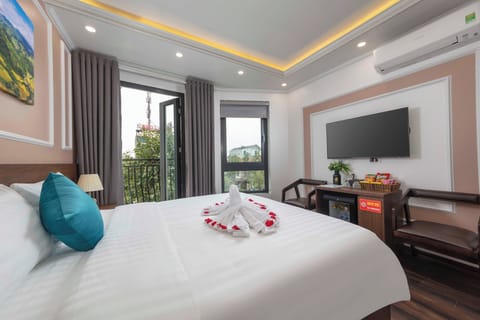 Deluxe King Room, City View (Free one way airport transfer) | Minibar, in-room safe, individually furnished, desk