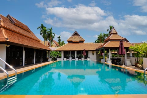 2 outdoor pools