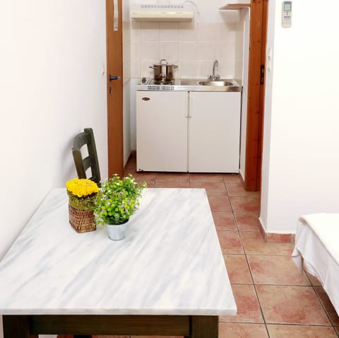 Comfort Double Room | In-room dining