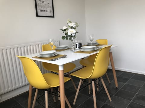 House, 3 Bedrooms | In-room dining