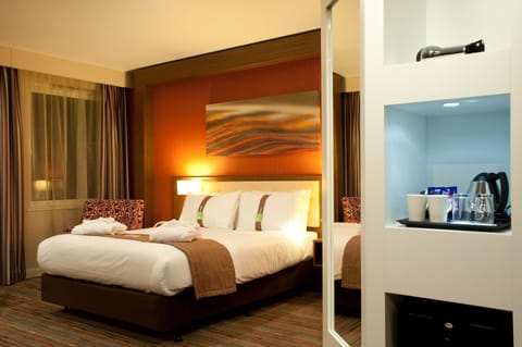 Room, 1 King Bed, Non Smoking (Leisure) | In-room safe, desk, laptop workspace, blackout drapes