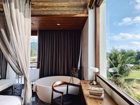 Deluxe with Bathtub Type-B | Premium bedding, down comforters, free minibar items, in-room safe