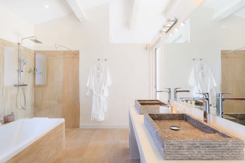 Executive Suite, 1 King Bed with Sofa bed | Bathroom | Combined shower/tub, free toiletries, hair dryer, bathrobes