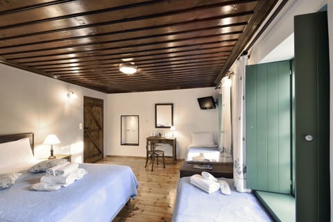 Deluxe Triple Room | Minibar, individually decorated, desk, blackout drapes