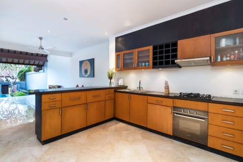 Full-size fridge, oven, stovetop, cookware/dishes/utensils