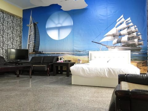 Room | Blackout drapes, soundproofing, WiFi (free), bed sheets