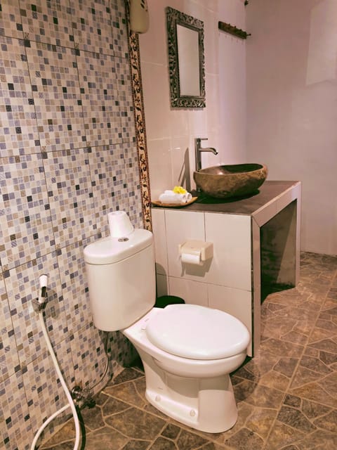 Basic Double Room | Bathroom | Shower, free toiletries, hair dryer, bidet